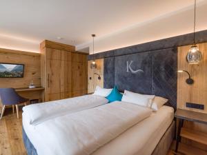 Ένα ή περισσότερα κρεβάτια σε δωμάτιο στο Hotel Karlwirt