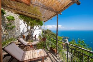 balcón con vistas al océano en Amalfi Residence, en Conca dei Marini