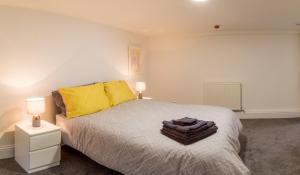 ein Schlafzimmer mit einem großen Bett mit zwei Lampen in der Unterkunft Rock Salt Studios in Blackpool