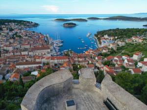 una vista aerea di una città e di un porto di Apartments Nikolina a Hvar