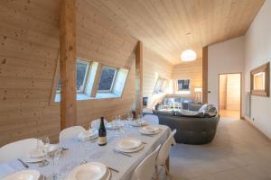 een eetkamer met een tafel en een bad bij Résidence Le Paradis in Chamonix-Mont-Blanc
