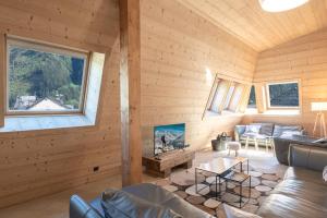 een woonkamer met een bank en een open haard bij Résidence Le Paradis in Chamonix-Mont-Blanc