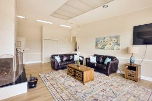 Χώρος καθιστικού στο Private Saltwater Pool Mtn-View Copperhill Home