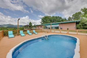 Πισίνα στο ή κοντά στο Private Saltwater Pool Mtn-View Copperhill Home