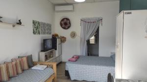 1 dormitorio con 2 camas, sofá y TV en Ezeiza 1 Nuestro lugar a 15 minutos del aeropuerto opcional tranfer pet friendly en Ezeiza