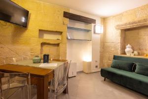 een woonkamer met een tafel en een bank bij Espezia in Lecce