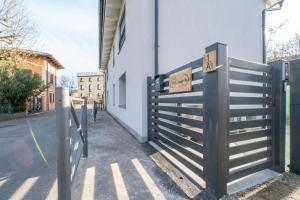 een hek voor een gebouw met een hek bij B&B Infinito in Castelnuovo Rangone