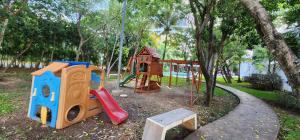 Hermosa Casa en Jardines Cancún في كانكون: حديقة مع ملعب مع أرجوحة