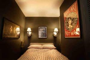 Säng eller sängar i ett rum på Chester/Hoole Contemporary Home. Sleeps 6 +Netflix