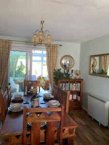 a dining room with a wooden table with chairs and a dining room at Annie’s House in Amesbury in Amesbury