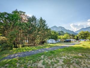 羅科比列爾的住宿－Camping 3* Les Templiers，营地的背景是帐篷、树木和山脉