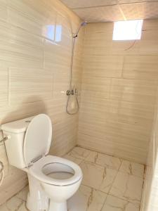 łazienka z toaletą i prysznicem w obiekcie Wadi Rum Sand Camp w mieście Disah
