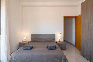 Un pat sau paturi într-o cameră la Ampio Appartamento con vista Mare e Taormina
