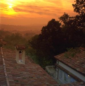 uma vista para o pôr-do-sol a partir dos telhados das casas em La Locanda Della Presuntuosa em Pontelandolfo