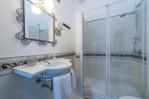 y baño con lavabo y ducha. en Amalfi Residence, en Conca dei Marini