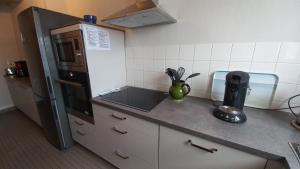Kuchyňa alebo kuchynka v ubytovaní LES FLOTS BLEUS - Appartement 2 chambres vue mer