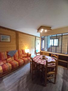 - un salon avec un canapé et une table dans l'établissement Chalet Campanule, à Bonneval-sur-Arc