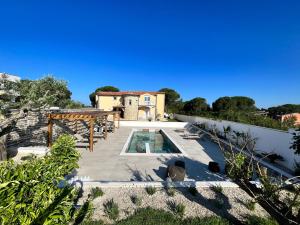 une villa avec une piscine et une maison dans l'établissement Olivea Luxury Suites, à Fažana
