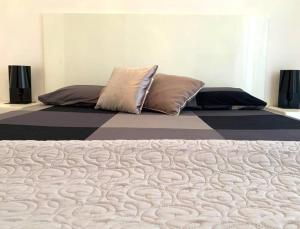 Una cama con dos almohadas encima. en Villa Gurrieri, en Roma