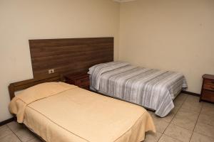 1 Schlafzimmer mit 2 Betten in einem Zimmer in der Unterkunft Hotel NIKYASAN in Antofagasta