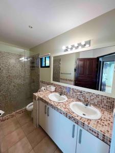 Ванная комната в Stylish & Comfortable Condo With Balconies