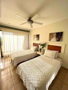 Кровать или кровати в номере Stylish & Comfortable Condo With Balconies