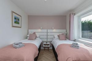 Ένα ή περισσότερα κρεβάτια σε δωμάτιο στο Family-Friendly Retreat between Beach & Mountains
