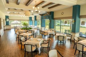 une salle à manger avec des tables et des chaises dans l'établissement Fiesta Inn Tampico, à Tampico