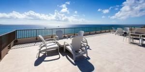 Un balcón o terraza en SeaDreams Boutique Oceanfront Condos by Grand Cayman Villas & Condos