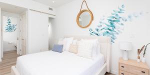 Una cama o camas en una habitación de SeaDreams Boutique Oceanfront Condos by Grand Cayman Villas & Condos