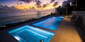 La alberca dentro o cerca de SeaDreams Boutique Oceanfront Condos by Grand Cayman Villas & Condos