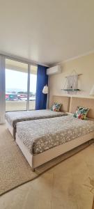 een slaapkamer met een groot bed en een groot raam bij T2+1 - Sousa Vila - Apartament with the best pool @ Algarve in Alvor