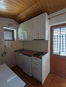 Kuchyň nebo kuchyňský kout v ubytování APARTMANI LIMUN - Ivo i Dragica Šimić - Makarska