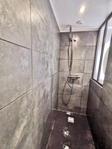 Koupelna v ubytování LE NID DE LA TOURELLE - Wifi - Hôpital - IUT + 13 fotografií