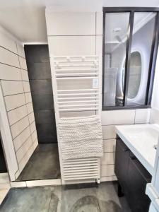 Koupelna v ubytování LE NID DE LA TOURELLE - Wifi - Hôpital - IUT