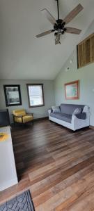 uma sala de estar com um sofá e uma ventoinha de tecto em Grand View Resort em Weirs Beach