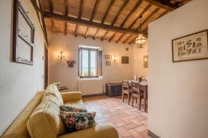 ein Wohnzimmer mit einem Sofa und einem Tisch in der Unterkunft Tinaia in Siena