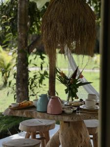 uma mesa com copos e pratos de comida em KANAHA BEACH VILLA em Icaraí