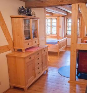 une chambre avec une grande armoire en bois dans une maison dans l'établissement Das Ferienhaus Wernigerode - direkt "Am kleinsten Haus" von Wernigerode, à Wernigerode