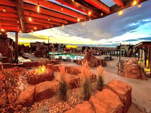 un patio con una hoguera y una piscina en Beautiful Brand NEW Luxury Condo @ Sage Creek en Moab