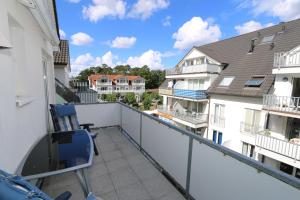 d'un balcon avec vue sur certains bâtiments. dans l'établissement Ferienwohnung Strandmöwe mit Balkon, à Baabe