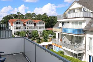 バーベにあるFerienwohnung Strandmöwe mit Balkonのアパートメントビルのバルコニーから景色を望めます。