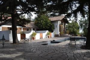 uma villa com uma piscina e uma casa em Casa Arrayán em Santiago
