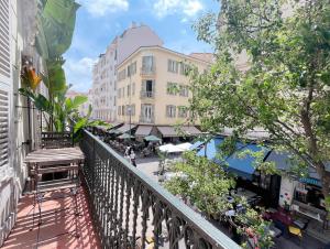 einen Balkon mit Blick auf eine Straße mit Gebäuden in der Unterkunft Totolulu Cannes Hoche in Cannes