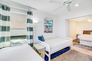 a bedroom with two beds and a window at The Ridge in Rockport