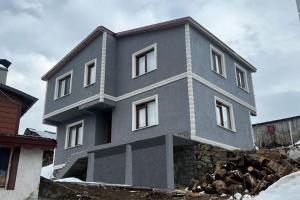 ein Haus, das auf einem Felsen gebaut wird in der Unterkunft Zigana* / Mountain Apartment at 2050 meters high in Torul
