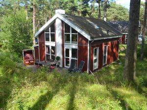 バーベにあるFerienhaus Sanddorn - Strandpark - ca. 80m Strandの畑の小屋