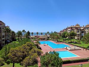 uma vista aérea de uma piscina num resort em Alcaudón 1 dormitorio by SIT ISLA CANELA na Isla Canela