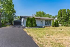 una pequeña casa blanca con entrada en Charming Contemporary Family Home home, en Glenview