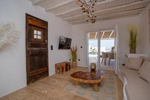 - un salon avec un canapé et une table dans l'établissement Nuera Villa, à Mykonos